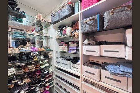 Casa de condomínio à venda com 960m², 4 quartos e 3 vagas Casa de condomínio à venda com 960m², 4 quartos e 3 vagasCloset do quarto 3