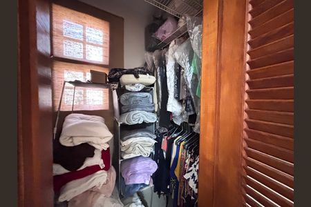 Casa de condomínio à venda com 960m², 4 quartos e 3 vagas Casa de condomínio à venda com 960m², 4 quartos e 3 vagasCloset do quarto 1