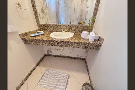 Casa de condomínio à venda com 960m², 4 quartos e 3 vagas Casa de condomínio à venda com 960m², 4 quartos e 3 vagasLavabo