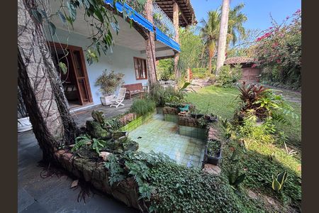 Casa de condomínio à venda com 960m², 4 quartos e 3 vagas Casa de condomínio à venda com 960m², 4 quartos e 3 vagasÁrea externa