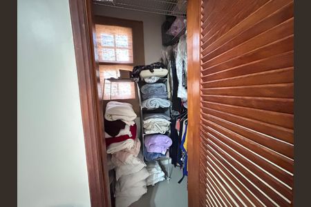 Casa de condomínio à venda com 960m², 4 quartos e 3 vagas Casa de condomínio à venda com 960m², 4 quartos e 3 vagasCloset do quarto 1