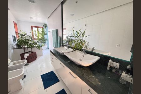 Casa de condomínio à venda com 960m², 4 quartos e 3 vagas Casa de condomínio à venda com 960m², 4 quartos e 3 vagasBanheiro do quarto 4
