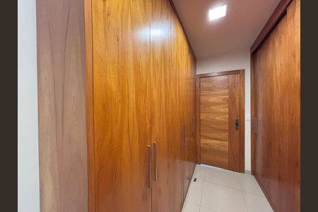 Casa de condomínio à venda com 960m², 4 quartos e 3 vagas Casa de condomínio à venda com 960m², 4 quartos e 3 vagasCloset do quarto 4