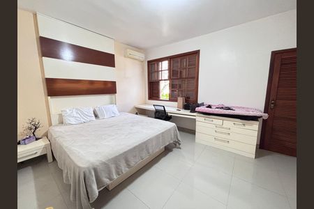 Casa de condomínio à venda com 960m², 4 quartos e 3 vagas Casa de condomínio à venda com 960m², 4 quartos e 3 vagasQuarto 1