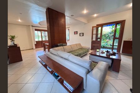 Casa de condomínio à venda com 960m², 4 quartos e 3 vagas Casa de condomínio à venda com 960m², 4 quartos e 3 vagasSala