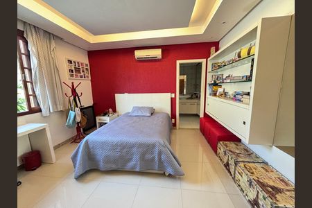 Casa de condomínio à venda com 960m², 4 quartos e 3 vagas Casa de condomínio à venda com 960m², 4 quartos e 3 vagasQuarto 3