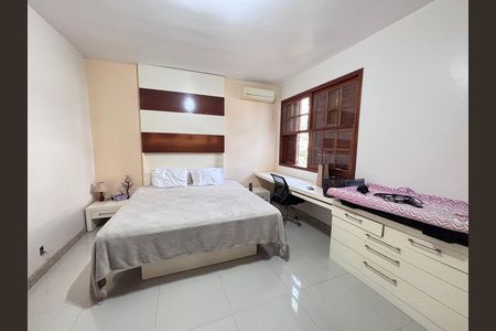 Casa de condomínio à venda com 960m², 4 quartos e 3 vagas Casa de condomínio à venda com 960m², 4 quartos e 3 vagasQuarto 1