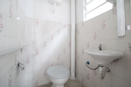 Banheiro de serviço de casa para alugar com 3 quartos, 96m² em Vila Imperio, São Paulo
