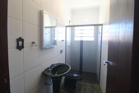 Banheiro comum de casa para alugar com 3 quartos, 96m² em Vila Imperio, São Paulo