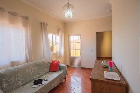 Casa à venda com 140m², 3 quartos e 2 vagas Casa à venda com 140m², 3 quartos e 2 vagasSala