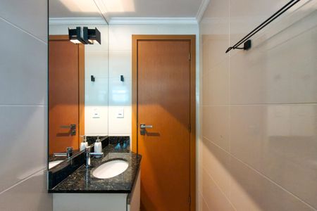 Banheiro de apartamento para alugar com 2 quartos, 86m² em Guilhermina, Praia Grande