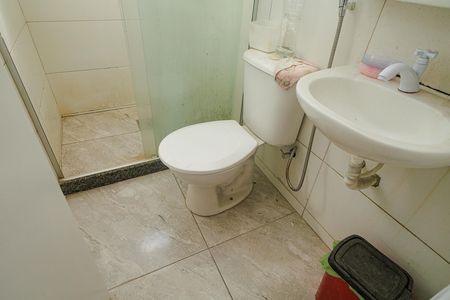 Banheiro de apartamento para alugar com 2 quartos, 63m² em Paciência, Rio de Janeiro