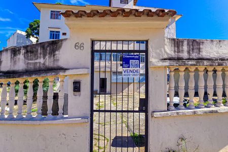 Fachada do Prédio com placa de apartamento à venda com 3 quartos, 120m² em Del Castilho, Rio de Janeiro