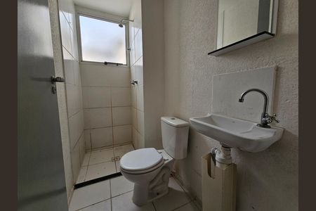 Banheiro de apartamento para alugar com 2 quartos, 42m² em Valverde, Nova Iguaçu