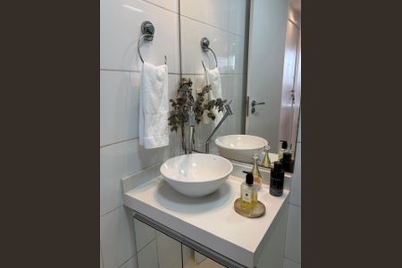 Banheiro de apartamento à venda com 2 quartos, 50m² em Atalaia, Niterói
