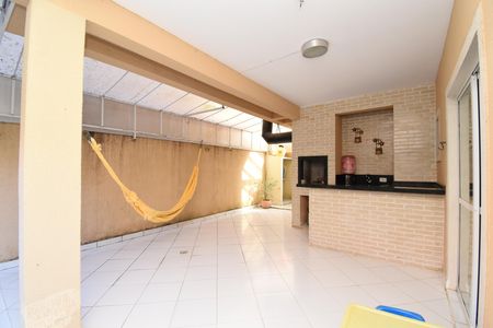 Casa de condomínio à venda com 180m², 3 quartos e 2 vagas Casa de condomínio à venda com 180m², 3 quartos e 2 vagasVaranda com churrasqueira
