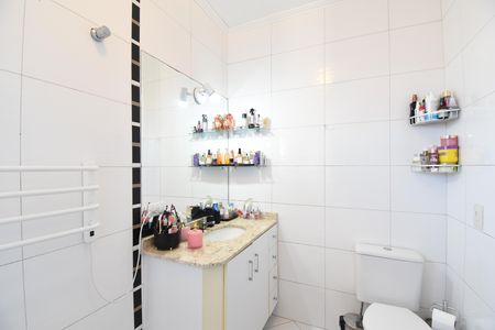Casa de condomínio à venda com 180m², 3 quartos e 2 vagas Casa de condomínio à venda com 180m², 3 quartos e 2 vagasBanheiro da Suíte