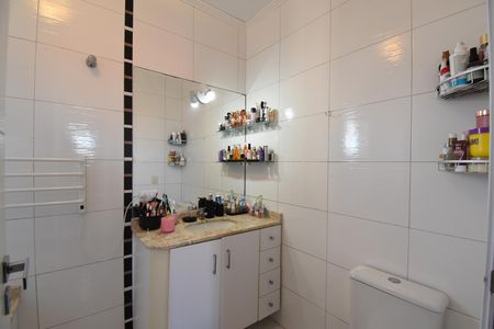 Casa de condomínio à venda com 180m², 3 quartos e 2 vagas Casa de condomínio à venda com 180m², 3 quartos e 2 vagasBanheiro da Suíte