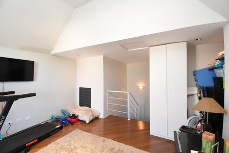 Casa de condomínio à venda com 180m², 3 quartos e 2 vagas Casa de condomínio à venda com 180m², 3 quartos e 2 vagasÁtico