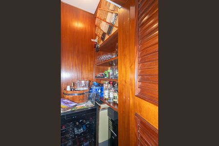 Apartamento para alugar com 237m², 4 quartos e 4 vagas Apartamento para alugar com 237m², 4 quartos e 4 vagasAdega