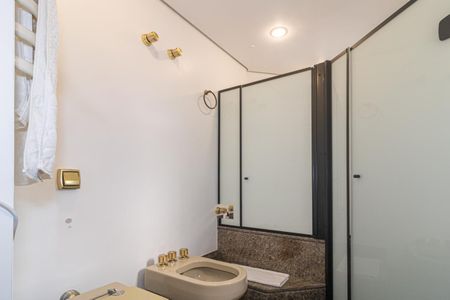 Apartamento para alugar com 237m², 4 quartos e 4 vagas Apartamento para alugar com 237m², 4 quartos e 4 vagasBanheiro da Suíte 1