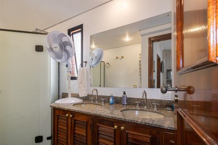 Apartamento para alugar com 237m², 4 quartos e 4 vagas Apartamento para alugar com 237m², 4 quartos e 4 vagasBanheiro da Suíte 1