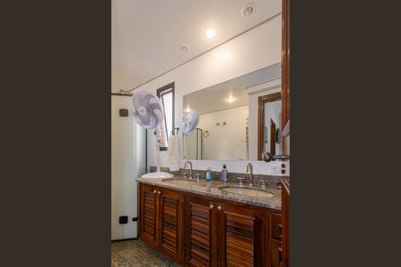 Apartamento para alugar com 237m², 4 quartos e 4 vagas Apartamento para alugar com 237m², 4 quartos e 4 vagasBanheiro da Suíte 1