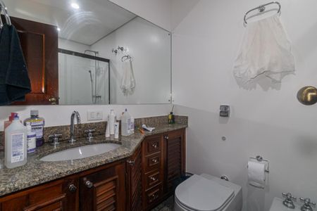 Apartamento para alugar com 237m², 4 quartos e 4 vagas Apartamento para alugar com 237m², 4 quartos e 4 vagasBanheiro da Suíte 2