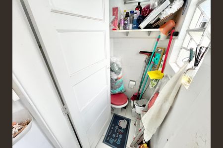 Apartamento à venda com 72m², 2 quartos e sem vaga Apartamento à venda com 72m², 2 quartos e sem vagaBanheiro de serviço