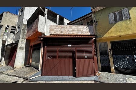 Casa à venda com 198m², 2 quartos e 2 vagas Casa à venda com 198m², 2 quartos e 2 vagasFachada Fundos