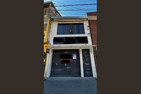 Casa à venda com 198m², 2 quartos e 2 vagas Casa à venda com 198m², 2 quartos e 2 vagasFachada