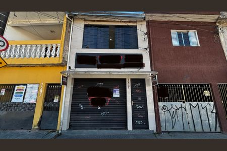 Casa à venda com 198m², 2 quartos e 2 vagas Casa à venda com 198m², 2 quartos e 2 vagasFachada