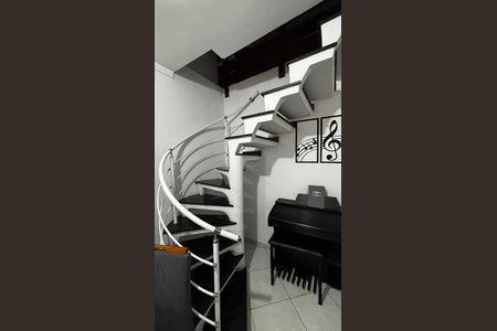 Casa à venda com 198m², 2 quartos e 2 vagas Casa à venda com 198m², 2 quartos e 2 vagasEscada