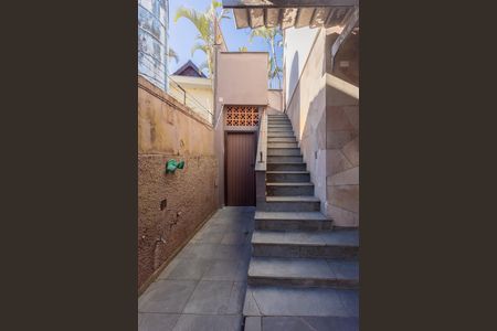 Casa para alugar com 80m², 1 quarto e 2 vagasEscada
