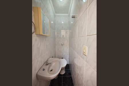 Banheiro de serviço de casa para alugar com 2 quartos, 90m² em Parque Vitoria, São Paulo