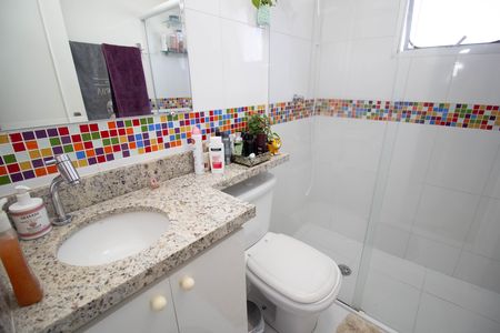 Banheiro de apartamento à venda com 2 quartos, 55m² em Vila Sao Vicente, São Paulo