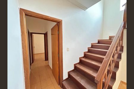 Sala de casa para alugar com 3 quartos, 180m² em Jardim Patricia, Uberlândia