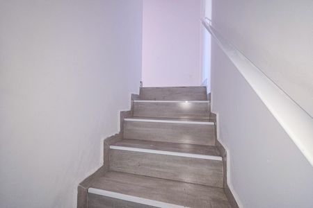 Casa de condomínio para alugar com 74m², 2 quartos e 1 vaga Casa de condomínio para alugar com 74m², 2 quartos e 1 vagaEscada