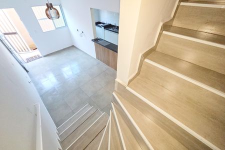Casa de condomínio para alugar com 74m², 2 quartos e 1 vaga Casa de condomínio para alugar com 74m², 2 quartos e 1 vagaEscada