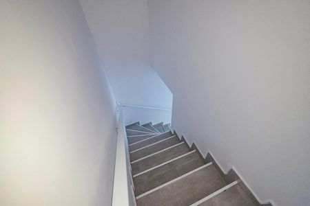 Casa de condomínio para alugar com 74m², 2 quartos e 1 vaga Casa de condomínio para alugar com 74m², 2 quartos e 1 vagaEscada