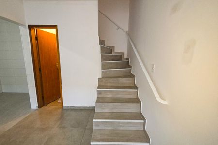 Casa de condomínio para alugar com 74m², 2 quartos e 1 vaga Casa de condomínio para alugar com 74m², 2 quartos e 1 vagaEscada
