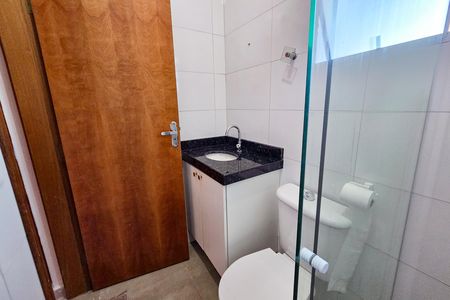 Banheiro de casa de condomínio para alugar com 2 quartos, 74m² em Canto do Forte, Praia Grande