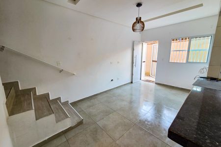 Sala de casa de condomínio para alugar com 2 quartos, 74m² em Canto do Forte, Praia Grande