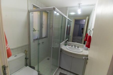Apartamento à venda com 70m², 2 quartos e 3 vagasBanheiro da Suíte 1
