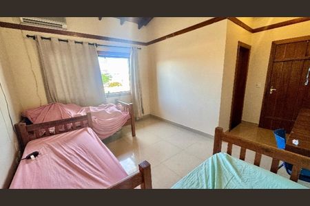 Casa de condomínio à venda com 240m², 3 quartos e 10 vagas Casa de condomínio à venda com 240m², 3 quartos e 10 vagasQuarto