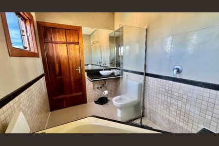 Casa de condomínio à venda com 240m², 3 quartos e 10 vagas Casa de condomínio à venda com 240m², 3 quartos e 10 vagasBanheiro
