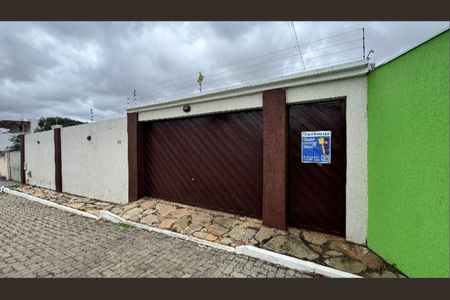 Casa de condomínio à venda com 240m², 3 quartos e 10 vagas Casa de condomínio à venda com 240m², 3 quartos e 10 vagasFachada