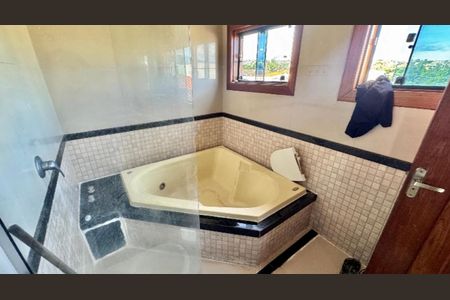 Casa de condomínio à venda com 240m², 3 quartos e 10 vagas Casa de condomínio à venda com 240m², 3 quartos e 10 vagasBanheiro