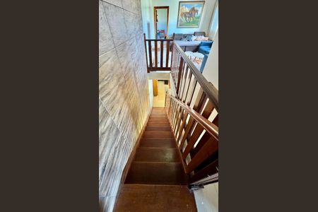 Casa de condomínio à venda com 240m², 3 quartos e 10 vagas Casa de condomínio à venda com 240m², 3 quartos e 10 vagasEscada