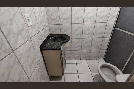 Banheiro de apartamento para alugar com 2 quartos, 45m² em Parque Dourado, Ferraz de Vasconcelos